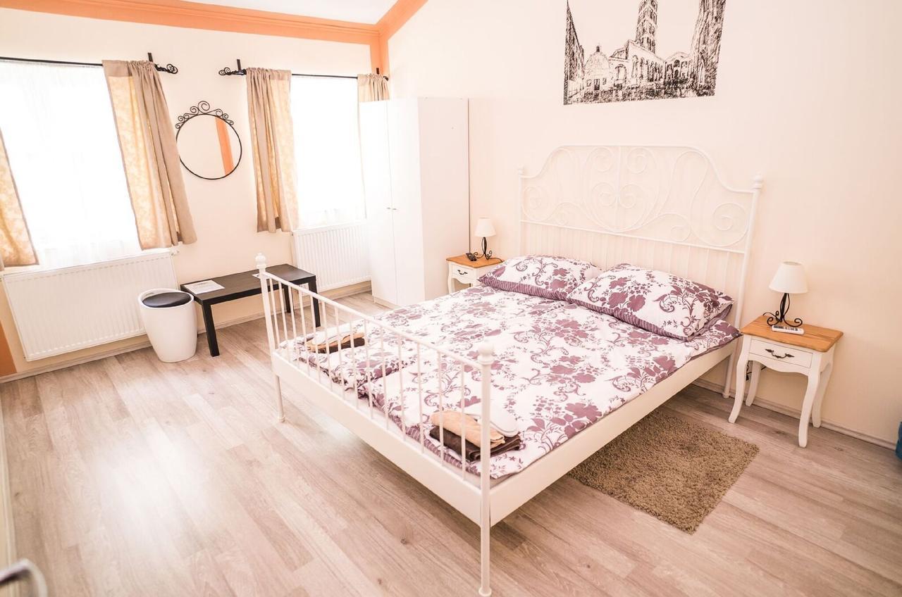 Boutique Hostel Kings N' Queens Загреб Стая снимка
