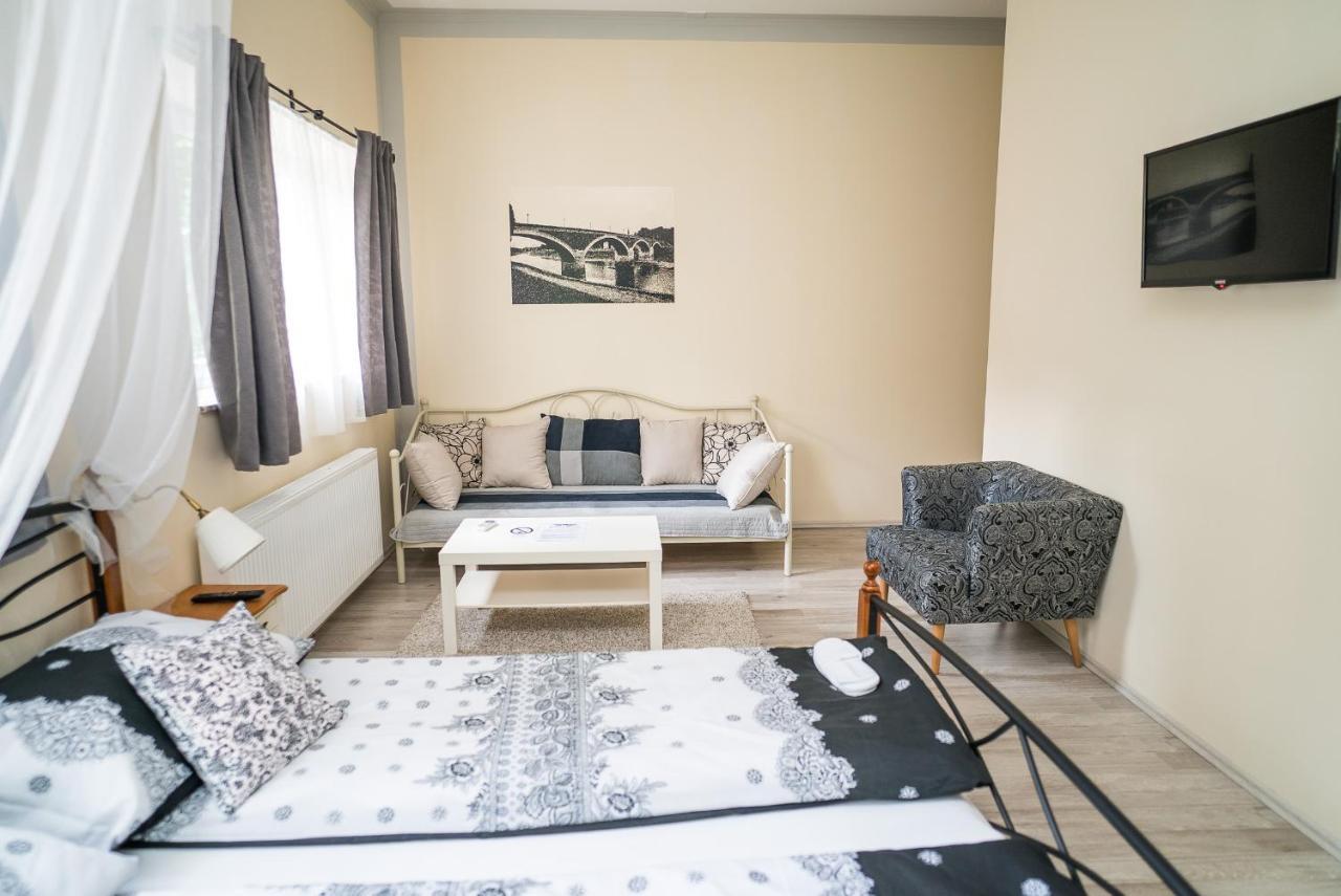 Boutique Hostel Kings N' Queens Загреб Екстериор снимка