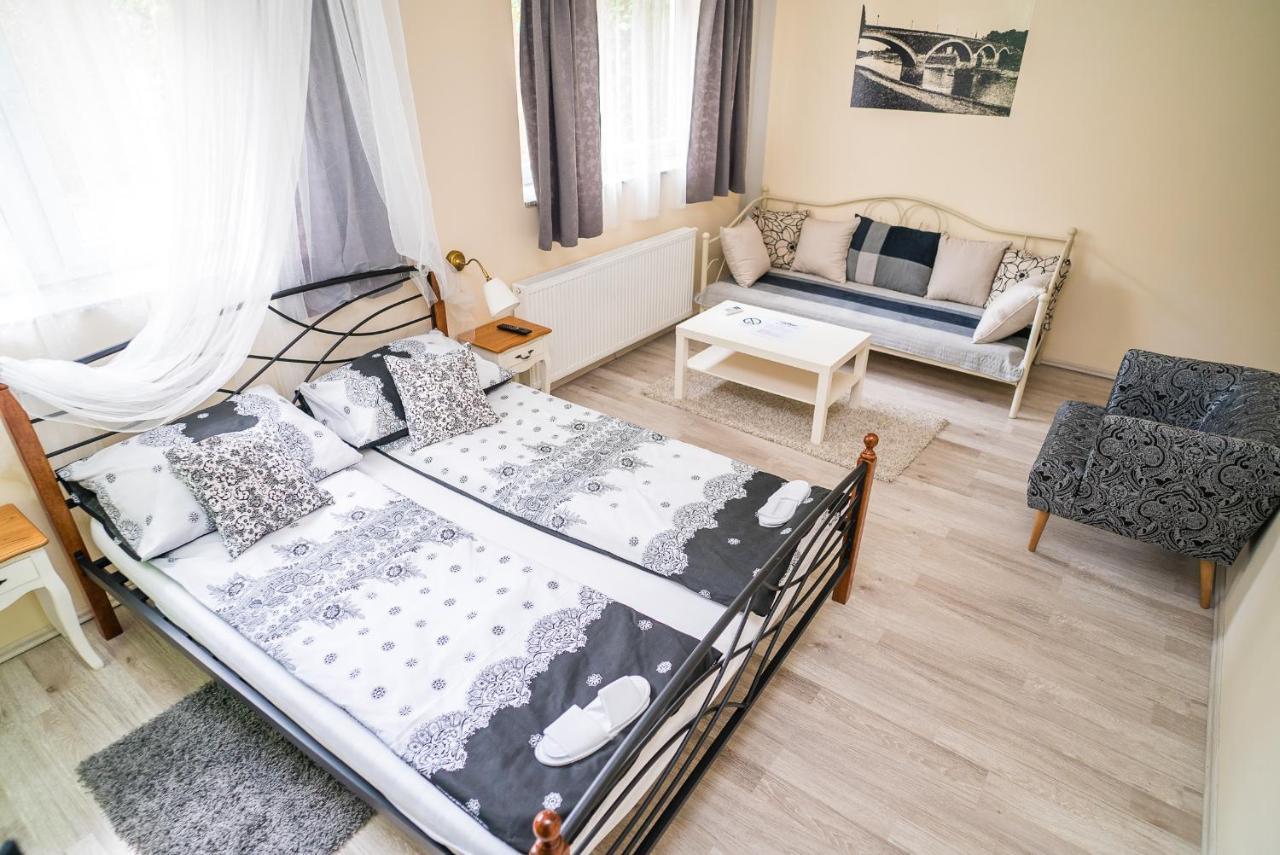 Boutique Hostel Kings N' Queens Загреб Екстериор снимка