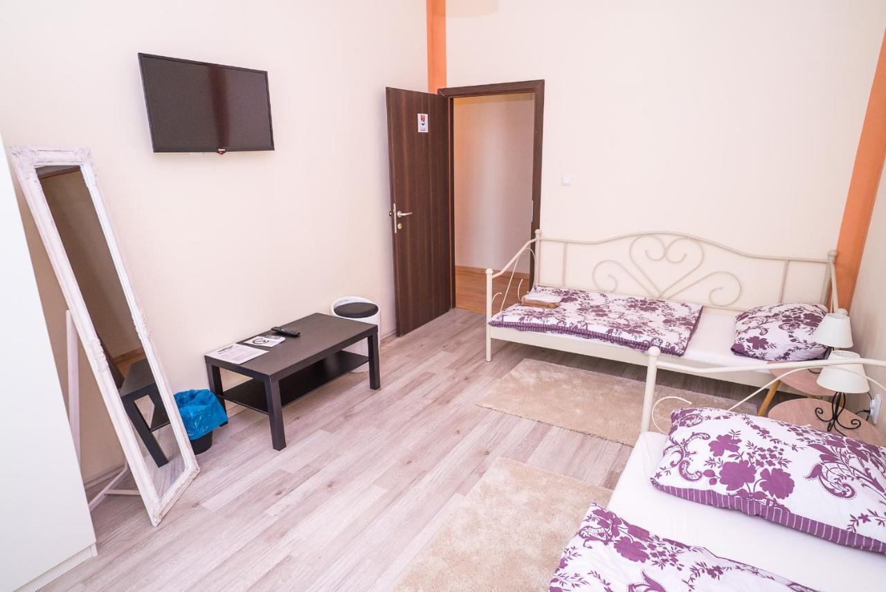 Boutique Hostel Kings N' Queens Загреб Екстериор снимка