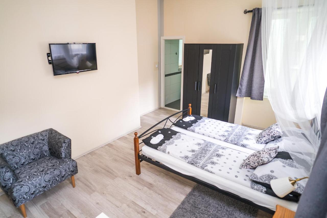 Boutique Hostel Kings N' Queens Загреб Екстериор снимка
